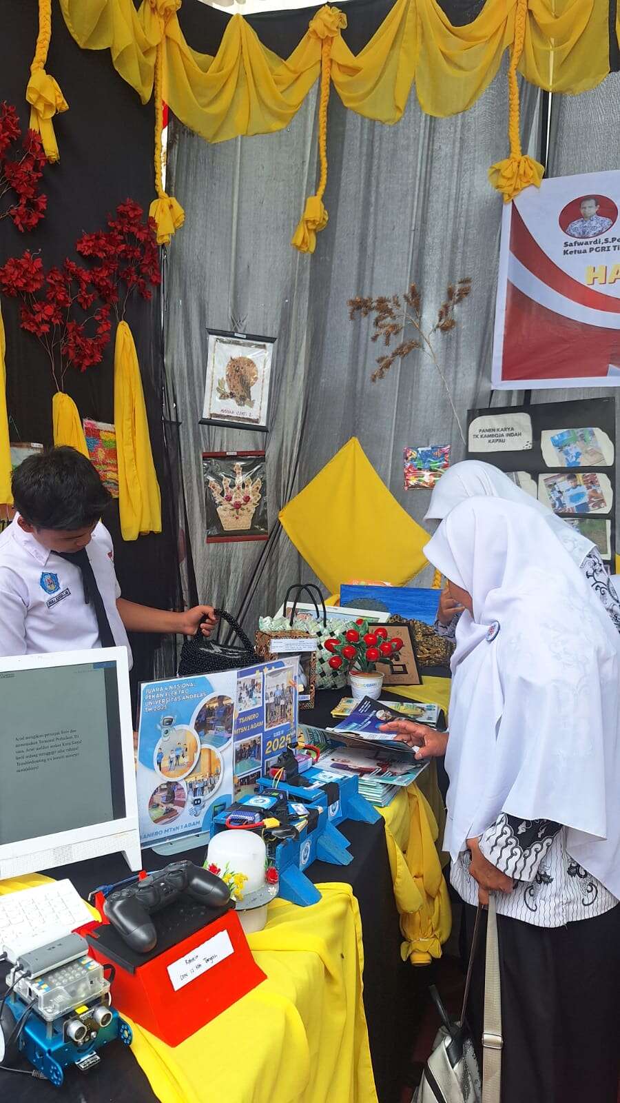 MAJALAH LANGIT BIRU SMANDATIKA DIPAMERKAN DI STAND HUT PGRI KE-80